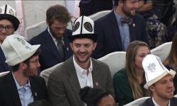 Кыргыз тилинде сүйлөп, манас айткан америкалык ыктыярчылар