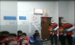 Ооруканада кезек күтүү, чыдамы кеткен жаш балдар