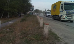 Мектептин жанындагы жолдо жол белгилери жок