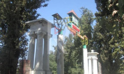 Үй-жайсыз адамдарга толгон "Пионер" эс алуу бакчасы