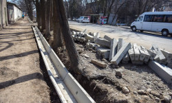 Бишкектеги үч жылдан бери оңдолуп бүтпөгөн тротуар