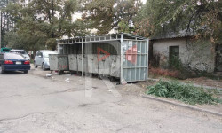 Тротуарды ээлеген таштанды төгүүчү жай