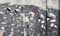 Сары-Бээ айылынын жолуна төгүлгөн көмүр аралаш таштанды