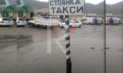 Жамгыр жааганда көлчүккө айланган жол