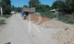 Кайнар: тургундар өз демилгелери менен жолуна шагыл төктүрүштү