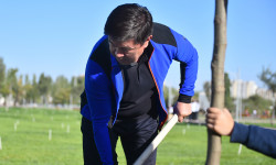 Мухаммедкалый Абылгазиев үй-бүлөсү менен көчөт отургузду