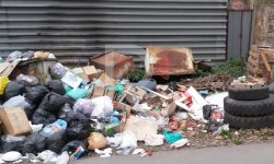 Мырзаке: маданият үйүнүн алдындагы таштандылар