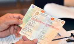 Жаңы үлгүдөгү айдоочулук күбөлүк берилет 