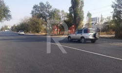 Бах көчөсүндө жөө жүргүнчүлөр үчүн тротуар жок