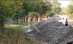 Сузак: тургундар өз демилгелери менен жолуна шагыл төктүрүштү