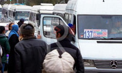 Аялдамада маршруттук каттам күтүп турган шаар тургундары