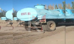 "Элдик репортер" аркылуу көрсөтүлгөн Чаек айылынын чаңдуу жолуна суу себилүүдө