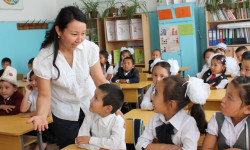 Кыргызстанда 1-октябрдан тарта мугалимдердин айлык акысы 30% көтөрүлдү