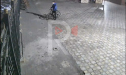 Бишкекте турак үйдөн велосипед уурдаган бала камерага түшүп калган