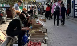 Базарга айланган Кызыл-Кыя шаарындагы тротуарлар  