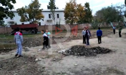 Таштардын арасында футбол ойногон Селекция орто мектебинин окуучулары 