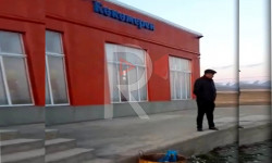 Ажаткананын саркынды суусу талаага агып жатат