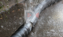 Суу түтүктөр жарылып, айылга суу жетпей жатат