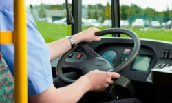 Автобус айдоочуларынын теңинен көбү жол эрежелери боюнча сынактан өтпөй калды  