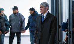 Атамбаевдин кол тийбестигин алуунун мыйзамдуулугу каралууда 