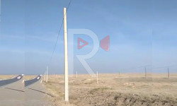 Катар тизилген электр түркүктөрүндө бирден илинген чубалгылар