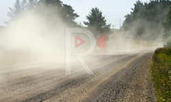 Сапырылган чаңдуу жана кууш жолдон түйшүк тарткан эл