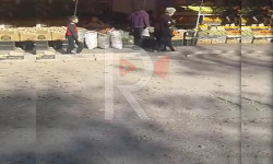 Айни көчөсүндөгү тротуарды тосуп алган базар