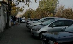 №4-шаардык ооруканасынын айланасындагы тротуарлар унаа токтотуучу жайга айланды 