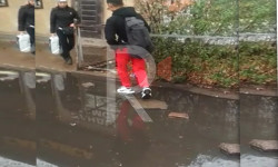 Чүй менен Кулуев көчөсүнүн кесилишиндеги тротуарды каптаган суу