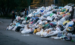 Көчө толгон таштандыларды ким тазалайт?