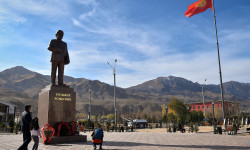 Нарында Кыргыз Республикасынын Баатыры Турдакун Усубалиевдин 100 жылдыгы белгиленди