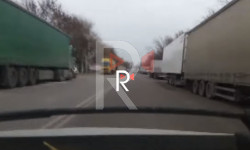 Бишкектин чет жагында оор жүк ташуучу унаалар жолду тороп алышты