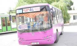 Аялдамада автобус күткөн шаар тургундары