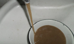 Казарманда кир суу ичкен тургундар