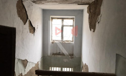 Кербен шаарындагы тамтыгы чыккан жатакана