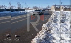 Тротуардын жоктугунан улам тургундар унаа жолу менен басууга аргасыз