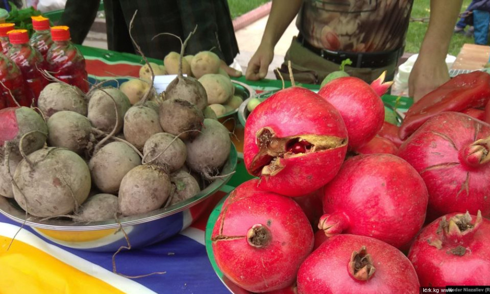 Кыргызстан ввел временный запрет на ввоз продуктов из Узбекистана