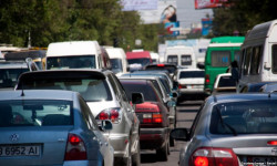 Туура эмес жол белгиси көчөлөрдө унаа тыгынын жаратууда 