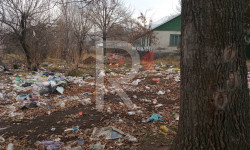 Таш-Дөбөдөгү эмкананы курчаган таштандылар