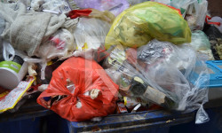 Баткен: чачылган таштандыларга мэрия качан көңүл бурат?