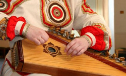 Кубулжуйт элдик аспаптар: "Гусли” белорусс элинин улуттук музыкалык аспабы  