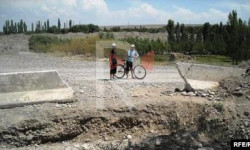 Жети-Өгүз: каналды кеңейтип, жолду бузуп кетишти