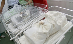 Бир учурда үчтөн ашык бала төрөлсө, мамлекет 50 миң сомдон сүйүнчү пул төлөйт 