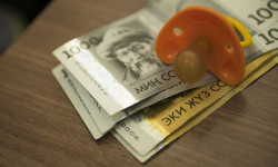 Бир учурда үчтөн ашык бала төрөлсө, ар бир балага 50 миң сомдон төлөнөт