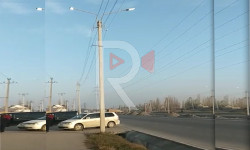 Профсоюз көчөсүндө күндүзү күйүп турган түнкү жарыктандыргычтар