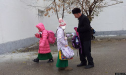 Түркмөнстанда мектептер жылыбай жатат