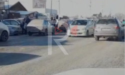 Талас шаарынын базар алдындагы ыңгайсыздык жараткан таксистер 