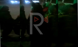 Маршрутка күткөн окуучулар