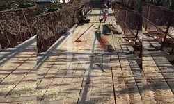 Майлуу-Суу: тургундар авариялык абалдагы көпүрөнү оңдошууда