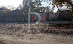 Күрөнкеев көчөсүнүн бир тарабында тротуар жок